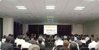 定期的にセミナー（勉強会）を開催し、講師がマイベストプロの効果的な活用方法をレクチャーします。「SEO対策を意識した情報発信」などについてもお伝えしますので、WEB活用が初めてであっても安心です。